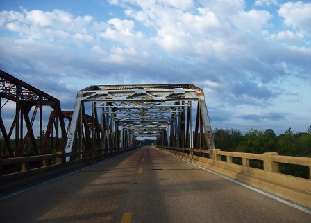 1280px-Tallahatchie_bridge-Hwy_7_Mississippi.jpg